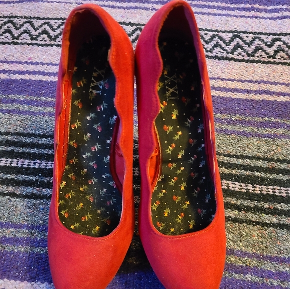 Red Scallop Detail Super High Wedge Heel - Picture 3 of 8